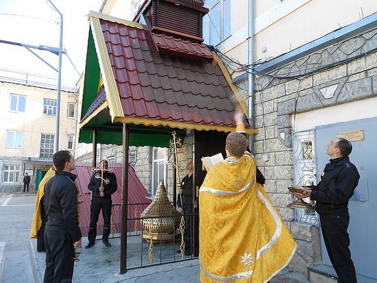 Заключенные в Ставропольском крае сами восстановили купол и кресты над храмом