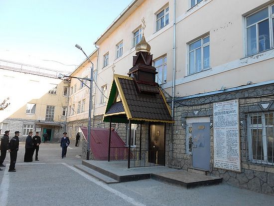 Заключенные в Ставропольском крае сами восстановили купол и кресты над храмом