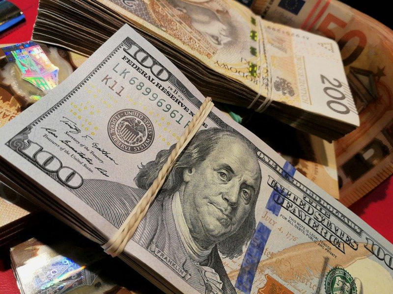 Доллар рекордно превысил отметку в 100 рублей, торги на ММВБ и Петербургской бирже приостановлены