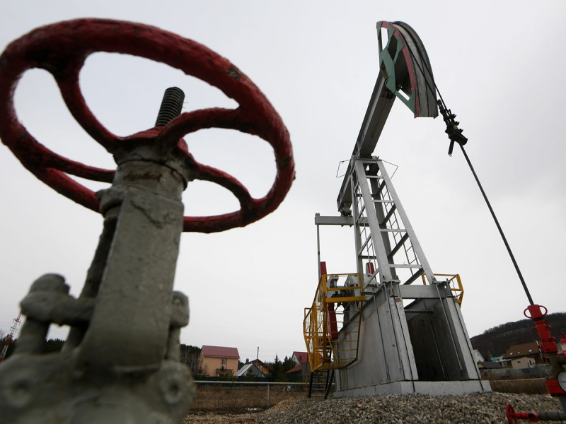 СМИ: Россия упала в “нефтяную дыру” из-за невозможности продавать в Китай и дешевеющего барреля
