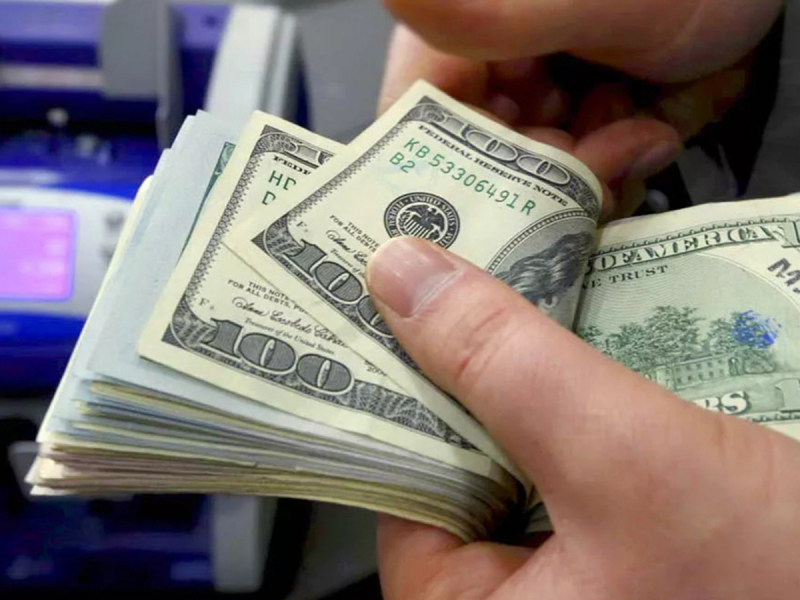 Экономист объяснил отличие официального курса доллара от реального и раскрыл, что ждать дальше в обменниках