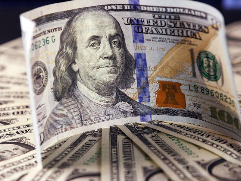 Курс доллара впервые за 4 года упал ниже 58 рублей, евро ниже 60: валютные эксперты дали совет