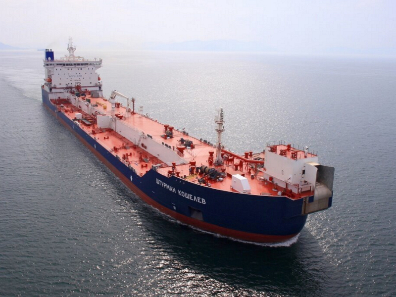 Bloomberg: три российских танкера с нефтью пропали с радаров посреди океана
