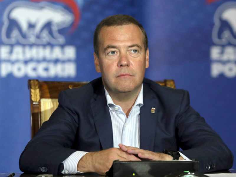 Медведев выложил забавное фото в ответ на ожидание нового пакета санкций