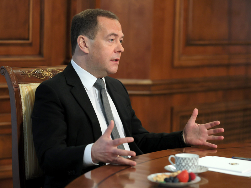 Медведев назвал новые санкции Запада “самострелом в собственную задницу”