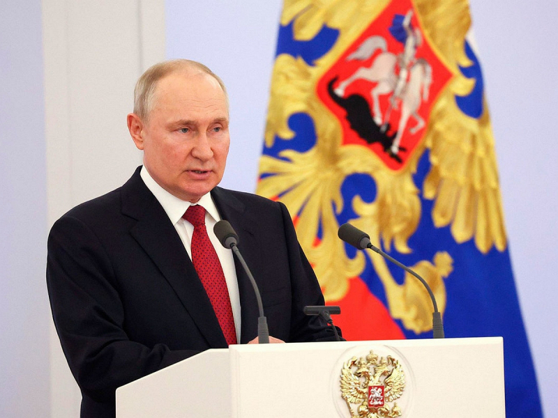 Путин приостановил индексацию зарплат госслужащих: названы исключения