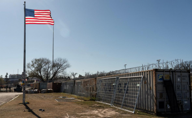 
                    Прокуроры 26 штатов поддержали Техас в конфликте с Байденом из-за границы

                