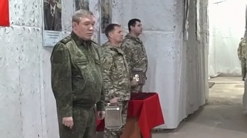 
                    Кадры визита Герасимова в зону военной операции. Видео

                