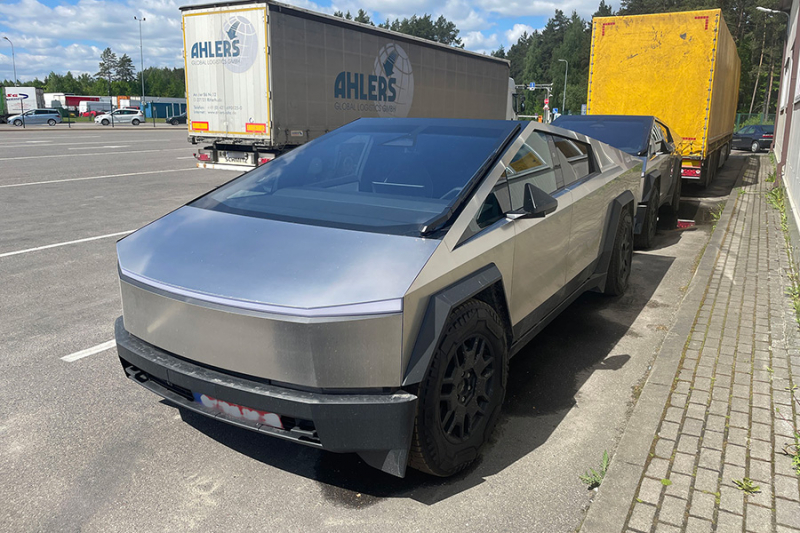 
                    Литва не дала вывезти два Tesla Cybertruck из-за санкций против России

                