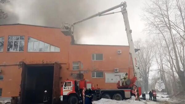 В Свердловской области потушили открытый огонь в цеху по производству покрышек