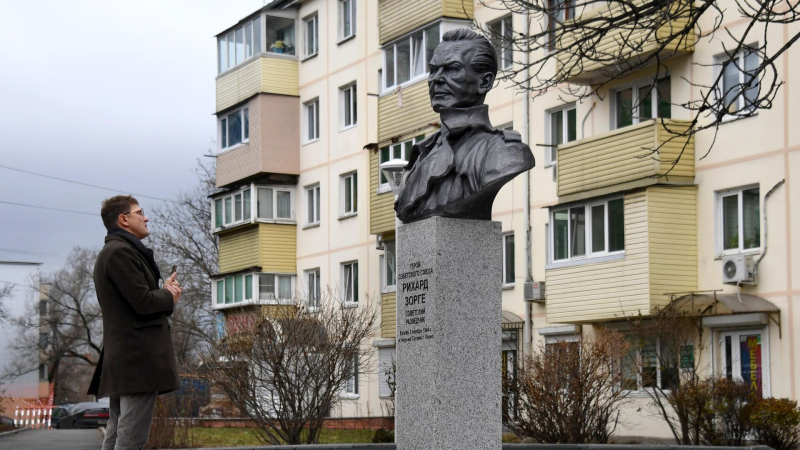 Неизвестный помочился на памятник легендарному разведчику Зорге во Владивостоке