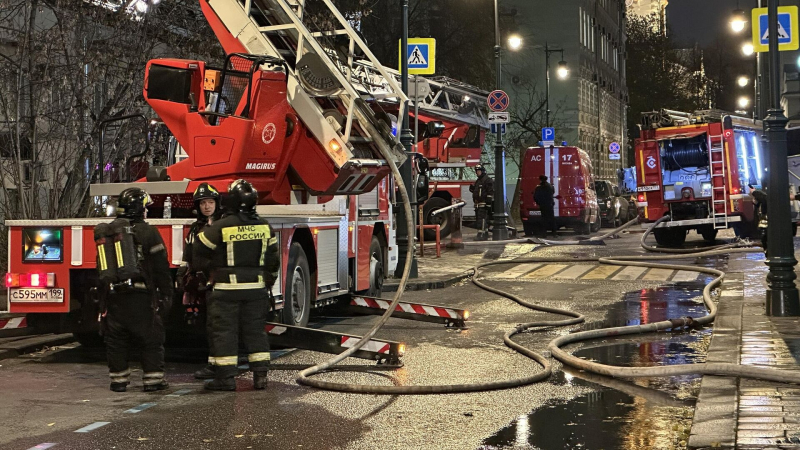 МЧС: при пожаре в жилом доме на Ленинском проспекте в Москве погиб человек