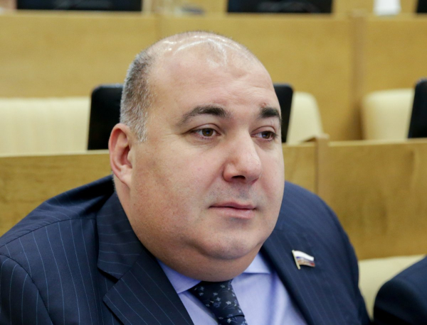 "Доктор запретил" улетать из тёплых стран: Уволенный за прогулы депутат в костюме Генриха VIII сделал то, за что требовал казнить
