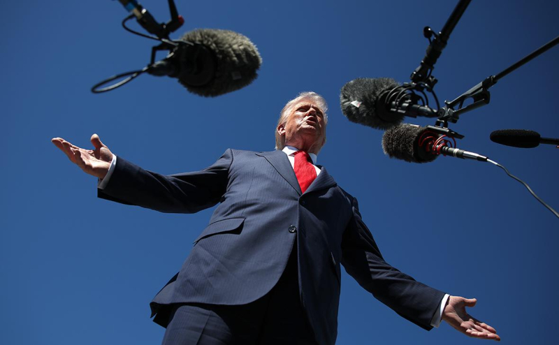 Американский журналист раскрыл, что Трамп всегда берет с собой косметику