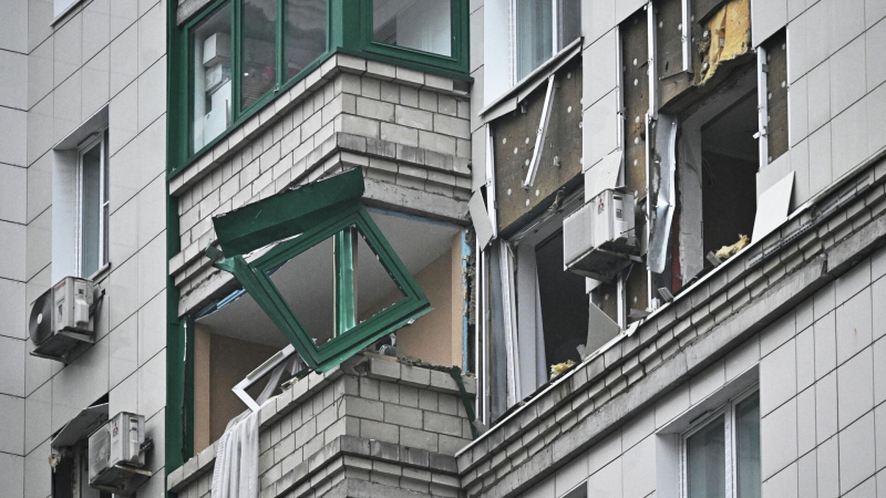 Последствия попадания БПЛА в жилой дом в подмосковном Красногорске