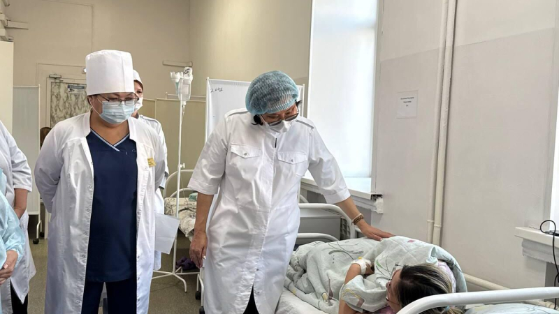 Министр здравоохранения Бурятии Евгения Лудупова во время обхода в инфекционной больнице в связи со вспышкой острой кишечной инфекции и сальмонеллезом