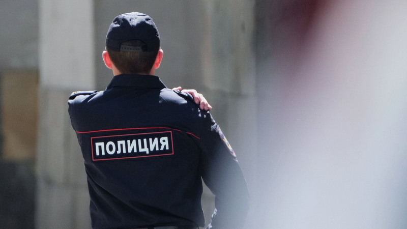 В Москве задержали трех мужчин за нападение на полицейского
