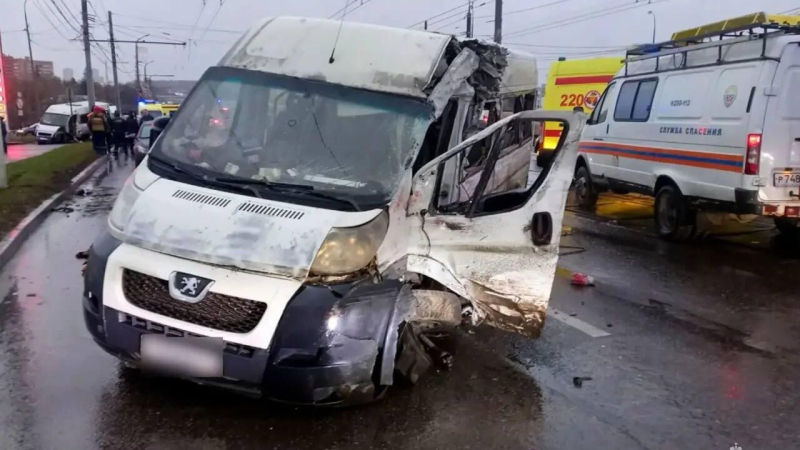 Последствия ДТП с участием маршрутных такси и трамвая в Туле