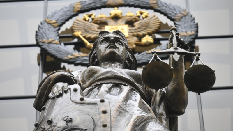 Статуя богини Фемиды у здания Верховного суда России в Москве