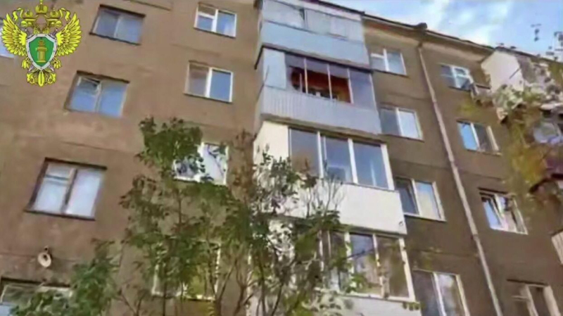 Выбросившего из окна ребенка мужчину доставили в СК. Новые подробности трагедии