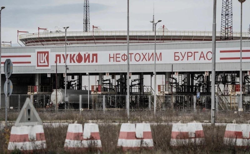 В Короче Белгородской области от удара дронов загорелась кровля ТЦ