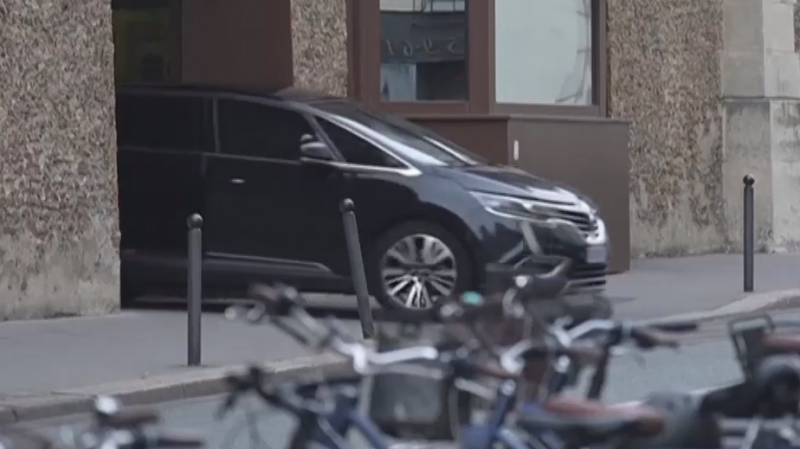 Саркози покидает тюрьму в Париже. Видео