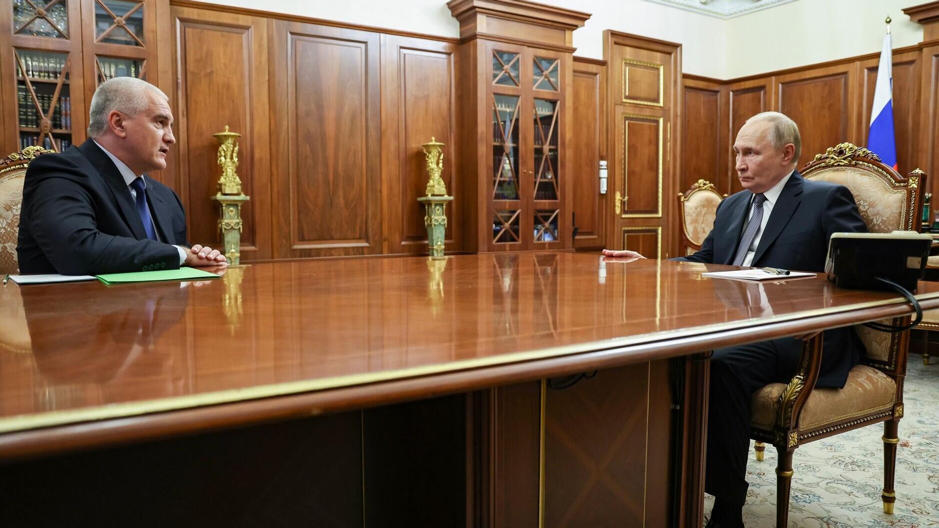 Путин на встрече с Аксеновым предложил обсудить острые вопросы Крыма