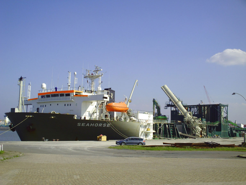 Bloomberg: эсминец США преградил путь российскому танкеру