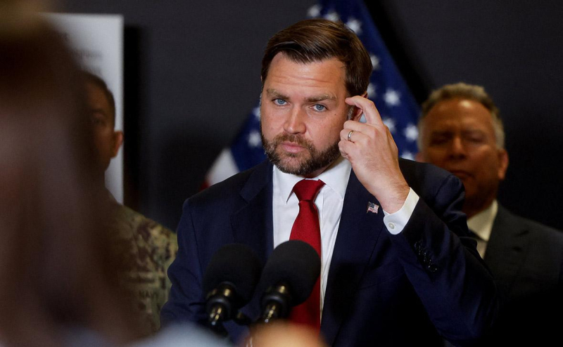 Вэнс захотел обратить жену в христианство и подвергся критике индийцев