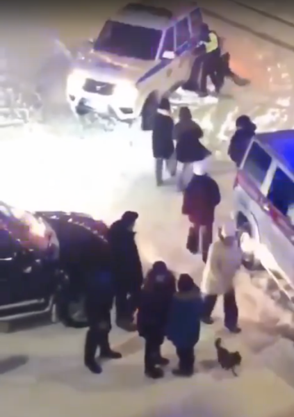 Кадр задержания подростков в Воркуте после драки с полицейским