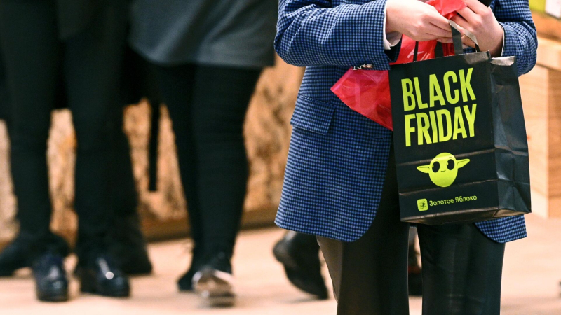 Пакет в руке покупательницы во время акции Черная пятница