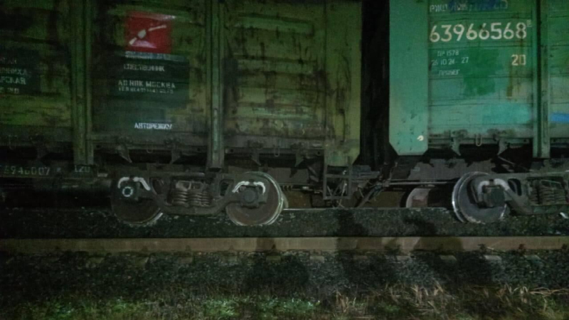 Сошедшие с рельсов вагоны в Ленинградской области