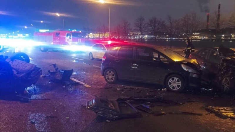 Последствия ДТП на Малоохтинской набережной в Санкт-Петербурге. 9 ноября 2025