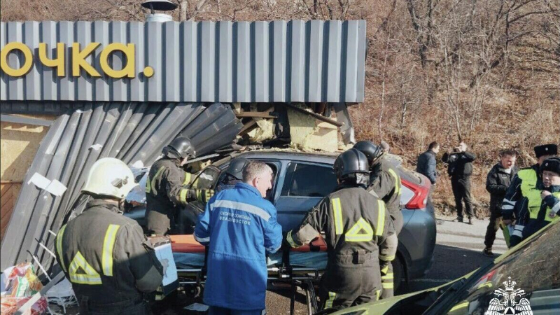 Иномарка врезалась в пит-стоп во Владивостоке