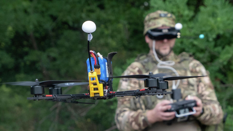 Украинский военнослужащий управляет FPV-дроном