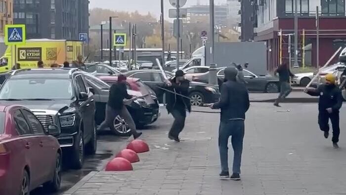 Массовая драка в ЖК Прокшино в Москве. Кадр видео из соцсетей