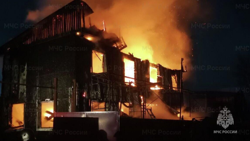 Психологи и медики работают с пострадавшими при пожаре в дачном доме в Сургуте