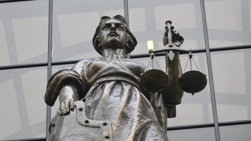 Статуя богини Фемиды у здания Верховного суда России