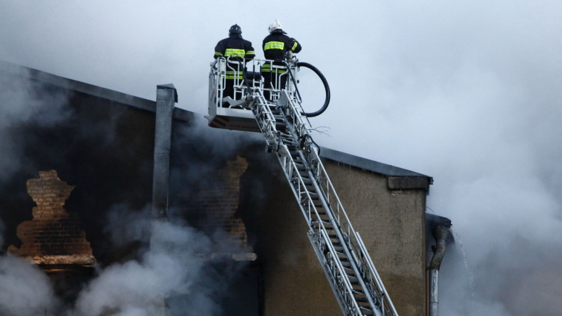 Работа пожарных на месте возгорания
