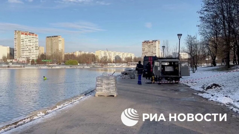 Водолазы обследуют пруд в Москве, где нашли фрагмент тела ребенка