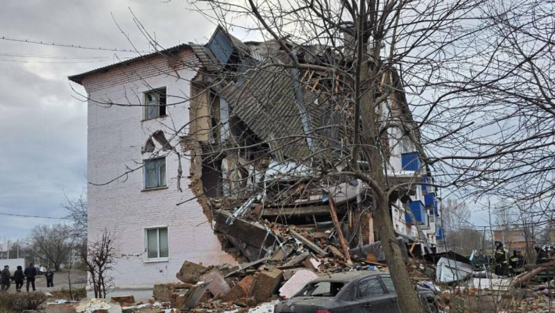 Спасатели начали разбор завалов после взрыва газа в Куркино Тульской области