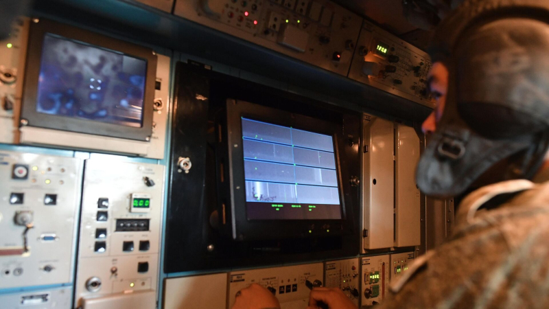 Военнослужащий в пункте управления зенитного ракетного комплекса