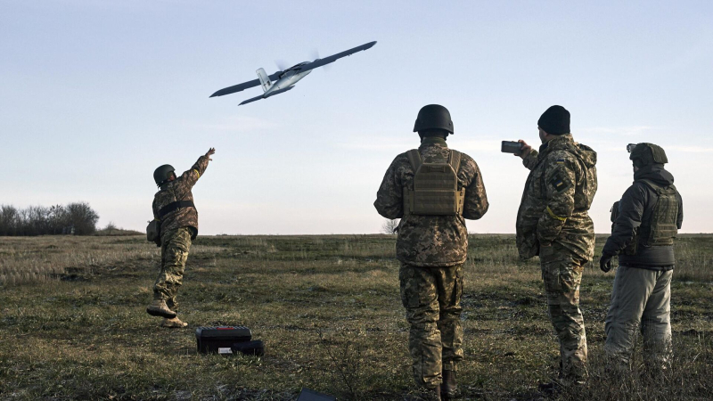 Украинские военные запускают беспилотник