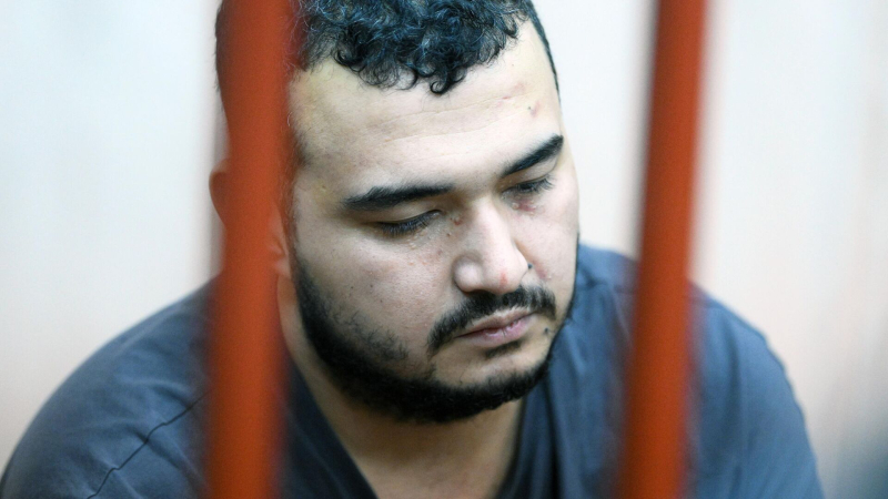 Ахмад Курбанов, подозреваемый в убийстве начальника войск радиационной, химической и биологической защиты Вооруженных сил РФ генерала Игоря Кириллова, в зале Басманного суда