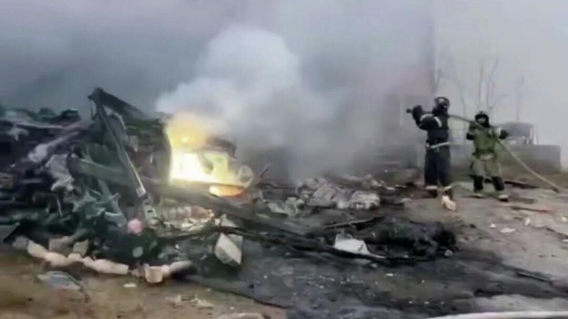 Сотрудники МЧС РФ работают на месте падения вертолета Ка-226 в населенном пункте Ачи-Су в республике Дагестан