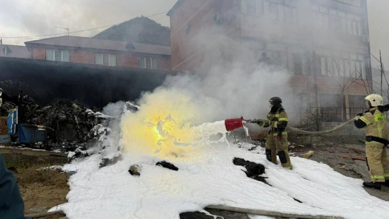 Сотрудники МЧС по республике Дагестан работают на месте падения вертолета в населенном пункте Ачи-Су в республике Дагестан