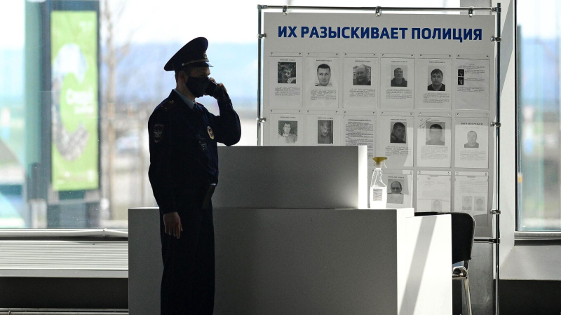 Сотрудник полиции в аэропорту