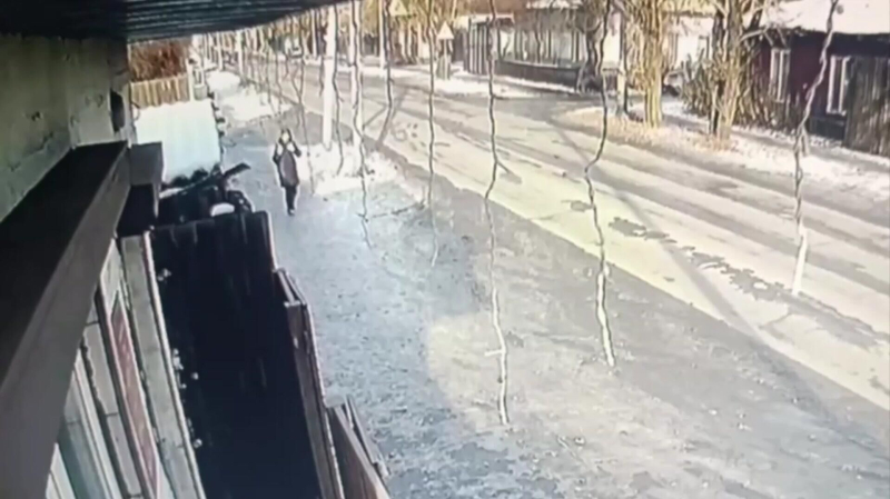 Кадры нападения на школьницу в Кызыле