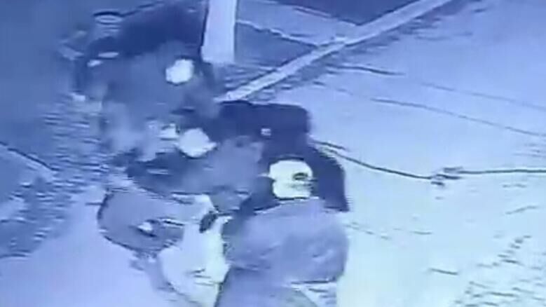 Момент нападения на рынке во Владивостоке. Кадр записи камеры видеонаблюдения