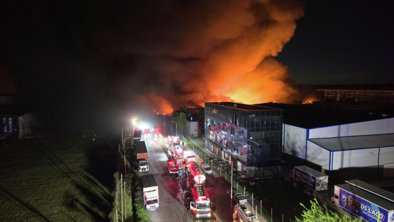 Ликвидация пожара в индустриальном парке аргентинского города Эсейса. 15 ноября 2025